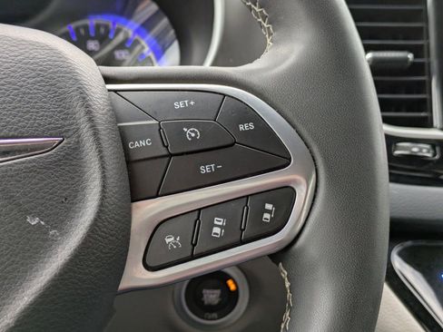 Used 2023 Chrysler Pacifica Touring-L image 26