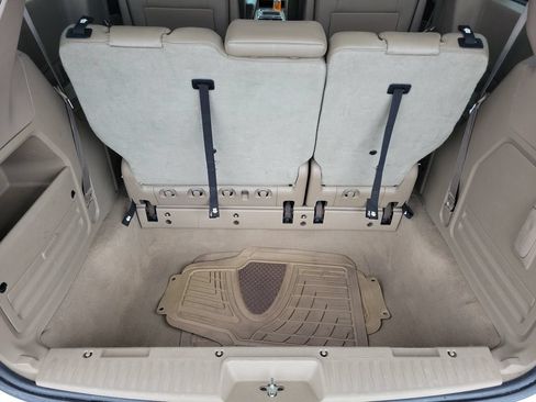 Used 2014 Chrysler Town & Country Touring FWD image 7