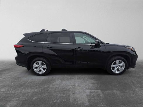 Used 2023 Toyota Highlander LE AWD/4WD image 2
