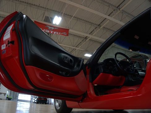 Used 2000 Chevrolet Corvette Coupe w/ Roof Pkg image 31