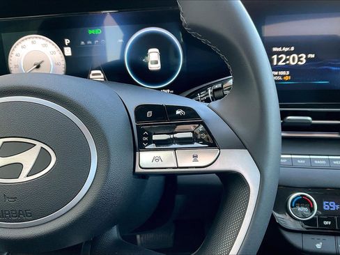 Used 2025 Hyundai Elantra SEL image 12