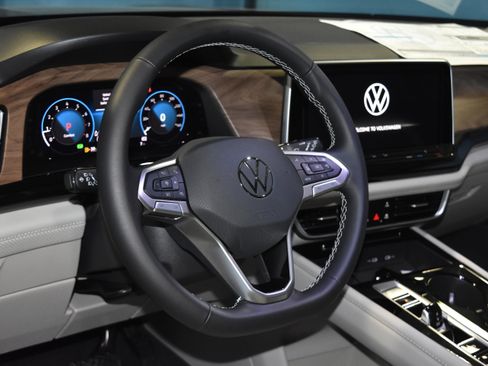 New 2026 Volkswagen Atlas SE image 2
