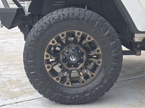 Used 2018 Jeep Wrangler Unlimited Sahara AWD/4WD image 13