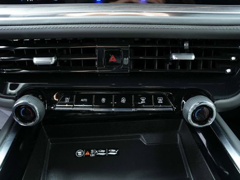 Used 2025 Chevrolet Suburban Z71 image 22