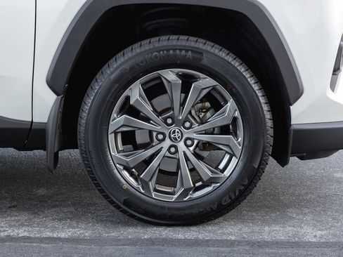 Used 2022 Toyota RAV4 XLE Premium AWD/4WD image 4