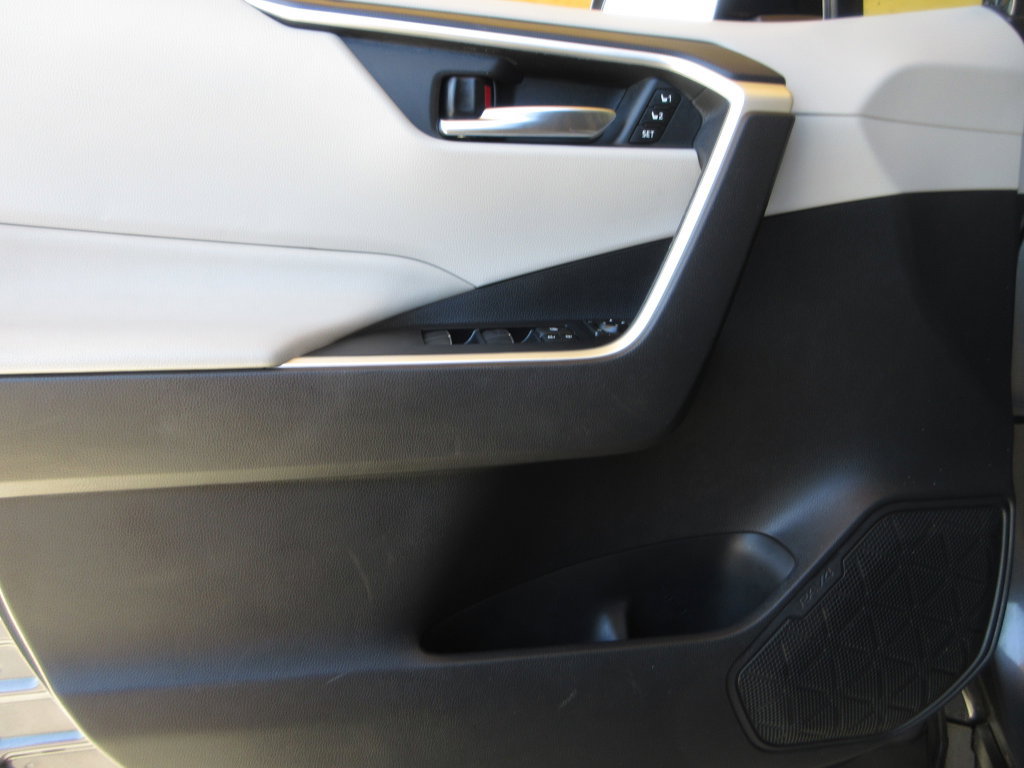 Used 2019 Toyota RAV4 XLE Premium w/ Cold Weather Package FWD image 10