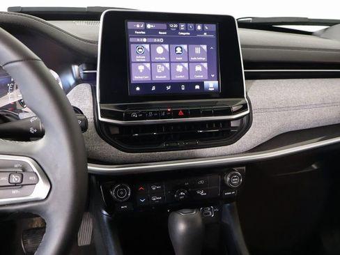 Used 2025 Jeep Compass Latitude image 5