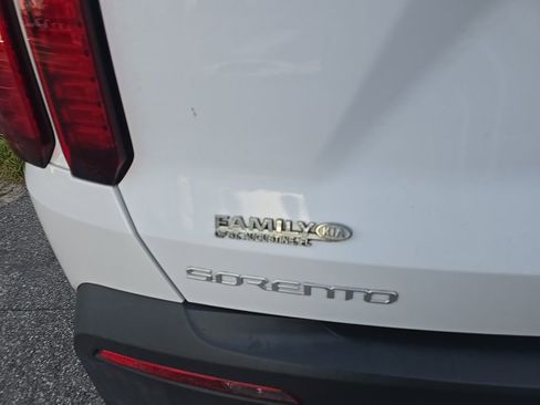 Certified 2023 Kia Sorento LX image 7