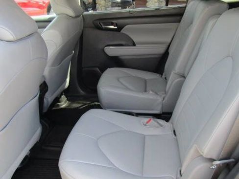 Used 2025 Toyota Highlander XLE AWD/4WD image 7