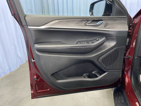 Certified 2023 Jeep Grand Cherokee Limited w/ Luxury Tech Group II image 11