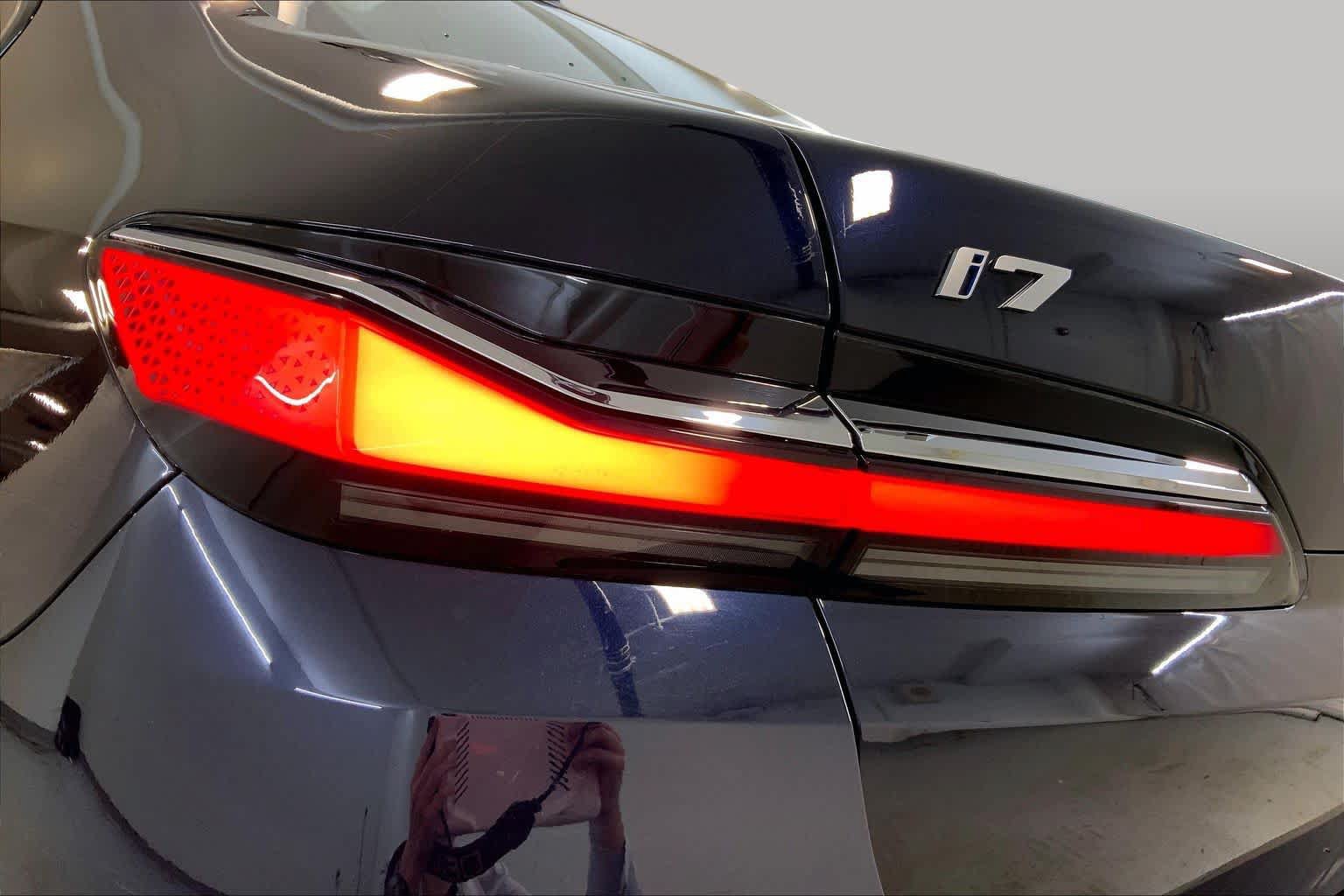 Used 2023 BMW i7 xDrive60 w/ Executive Package 2 AWD/4WD image 28