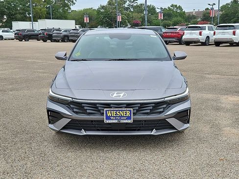 Used 2025 Hyundai Elantra Limited FWD image 3