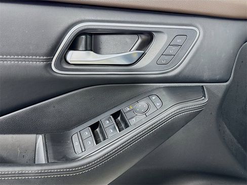 Used 2021 Nissan Rogue SL w/ Premium Package image 12