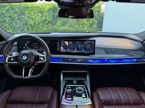 Used 2025 BMW 760i xDrive w/ Premium Package image 29