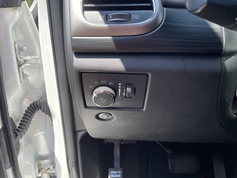 Used 2019 Jeep Grand Cherokee Altitude AWD/4WD image 16