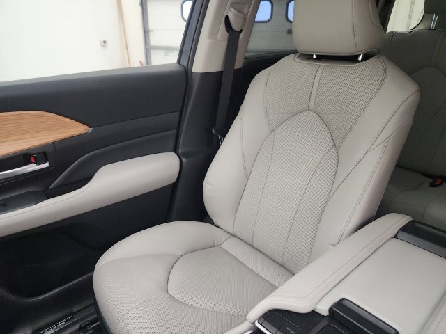 Used 2025 Toyota Grand Highlander FWD image 20