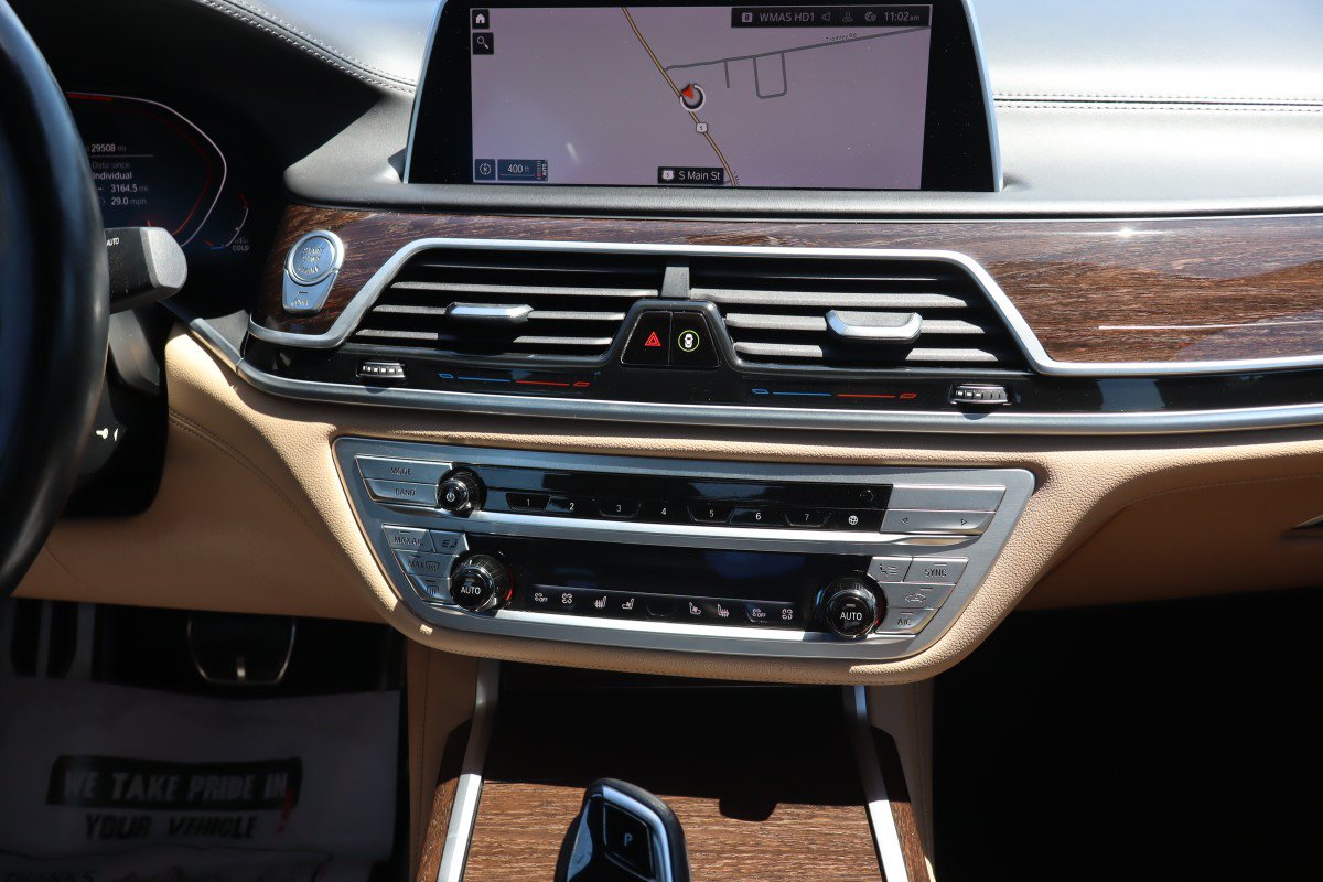 Used 2021 BMW 750i xDrive w/ Executive Package AWD/4WD image 13