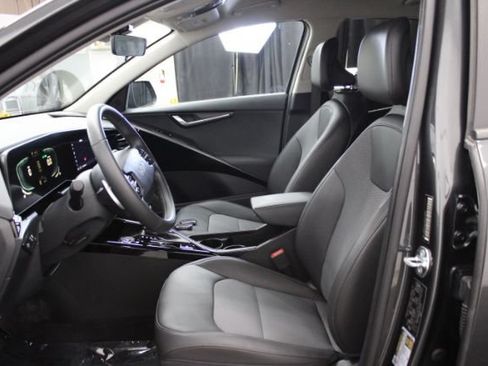 Used 2024 Kia Niro EX FWD image 12