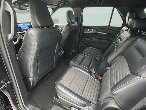 Used 2025 Ford Explorer ST-Line w/ ST-Line Street Pack AWD/4WD image 9