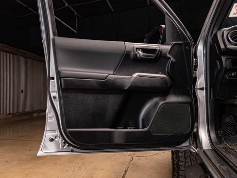 Used 2017 Toyota Tacoma TRD Sport w/ Tow Package (A/T) image 25