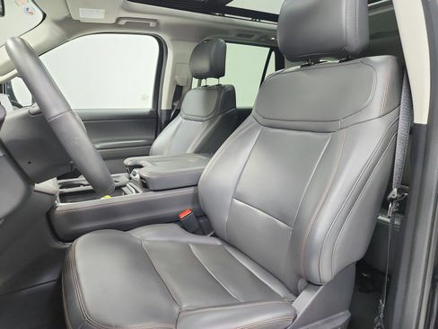 Used 2025 Ford Expedition Active AWD/4WD image 9