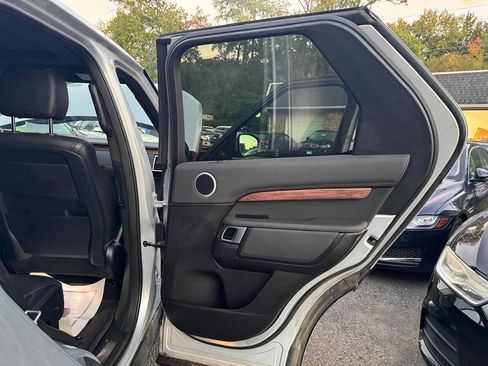 Used 2017 Land Rover Discovery HSE image 33