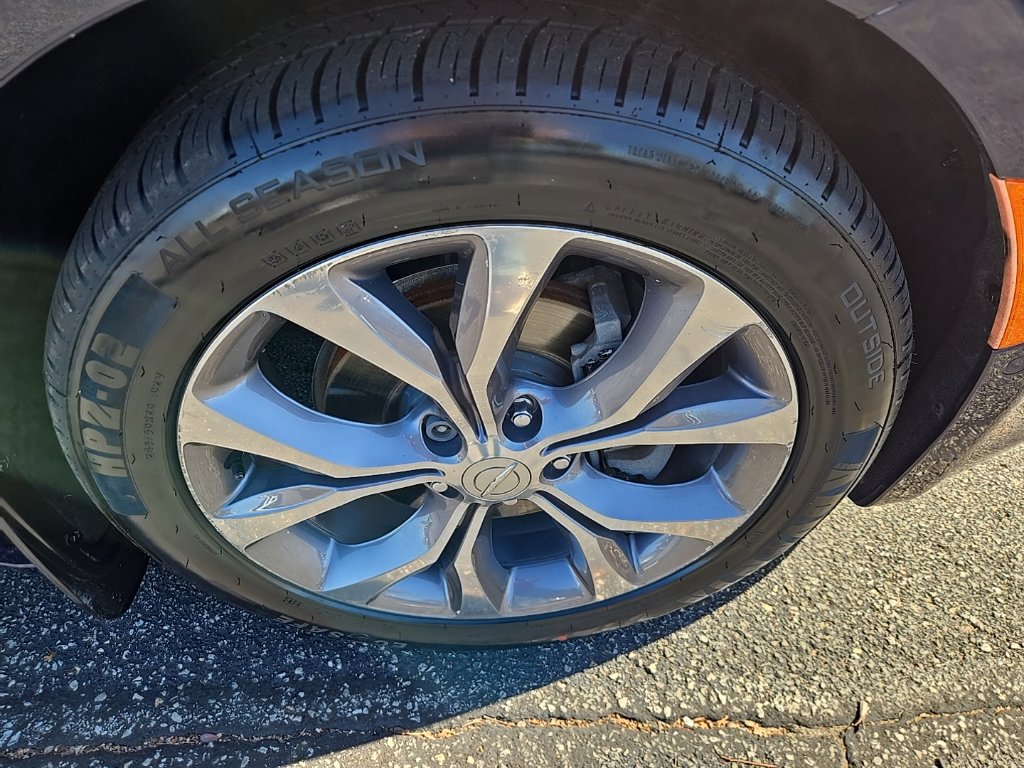 Used 2018 Chrysler Pacifica Limited w/ Tire & Wheel Group FWD image 19