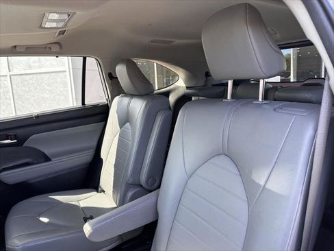 Certified 2021 Toyota Highlander XLE AWD/4WD image 14
