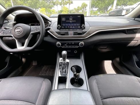 Used 2025 Nissan Altima 2.5 SV FWD image 6