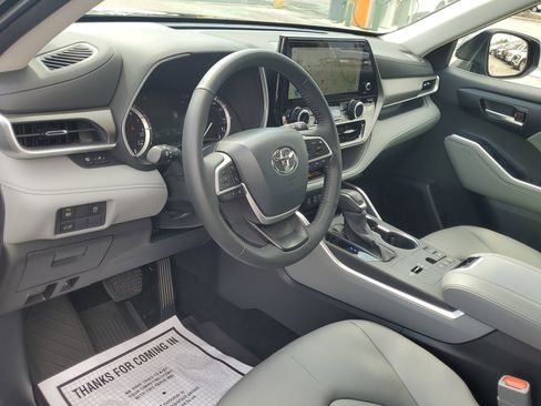 Used 2025 Toyota Highlander XLE image 23