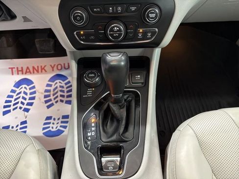 Used 2019 Jeep Cherokee Limited image 33