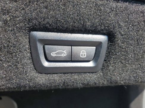 Used 2025 BMW 750e xDrive image 9