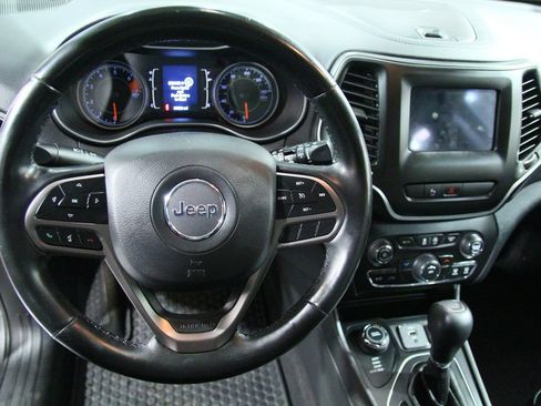 Used 2019 Jeep Cherokee Latitude Plus w/ Cold Weather Group AWD/4WD image 19