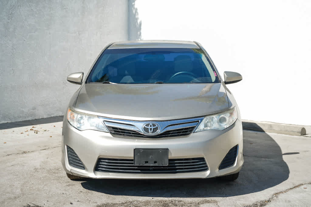 Used 2014 Toyota Camry LE FWD image 2