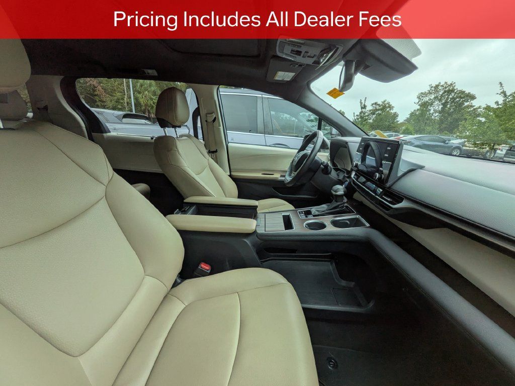 Used 2024 Toyota Sienna XLE FWD image 10