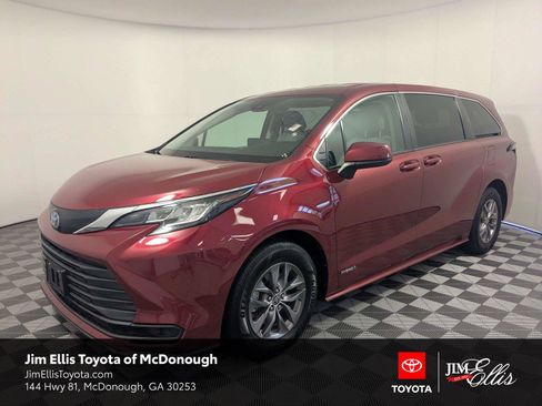 Used 2021 Toyota Sienna LE FWD image 1