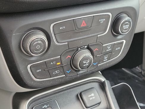 Used 2019 Jeep Compass Latitude FWD image 29