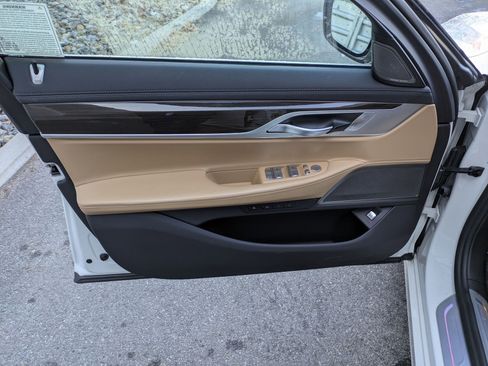 Used 2022 BMW 750i xDrive image 13