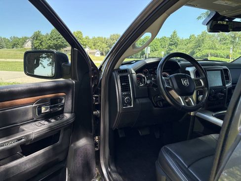 Used 2017 RAM 1500 Laramie w/ Convenience Group AWD/4WD image 11
