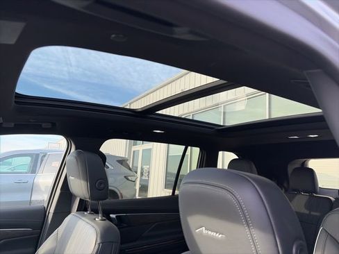 Used 2025 Buick Enclave Avenir w/ Super Cruise Package image 4