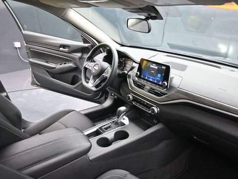 Used 2025 Nissan Altima 2.5 SV FWD image 41