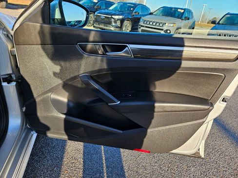 Used 2017 Volkswagen Passat 1.8T SE image 32