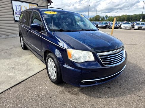 Used 2013 Chrysler Town & Country Touring image 3
