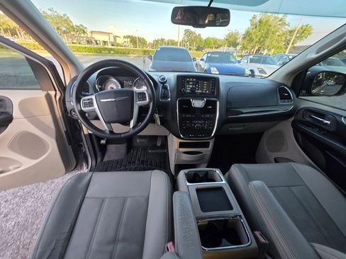 Used 2014 Chrysler Town & Country Touring FWD image 15