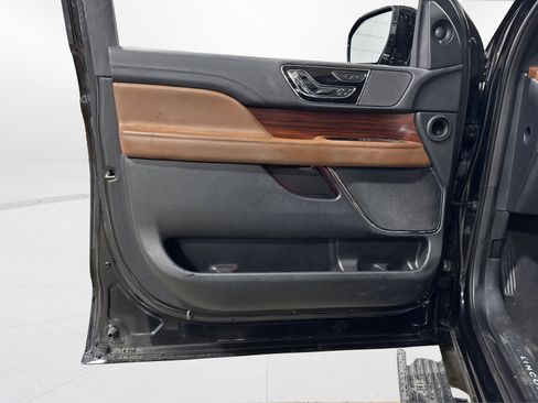 Used 2022 Lincoln Navigator Reserve image 16
