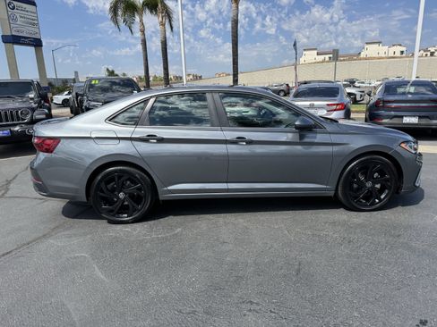 Used 2025 Volkswagen Jetta SE w/ Sunroof Package FWD image 10