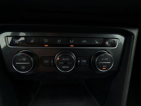 Used 2020 Volkswagen Tiguan SE image 21