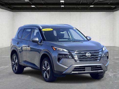 Used 2025 Nissan Rogue SL FWD image 3