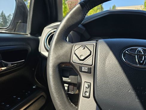 Used 2017 Toyota Tacoma TRD Off-Road w/ Premium & Technology Package AWD/4WD image 33