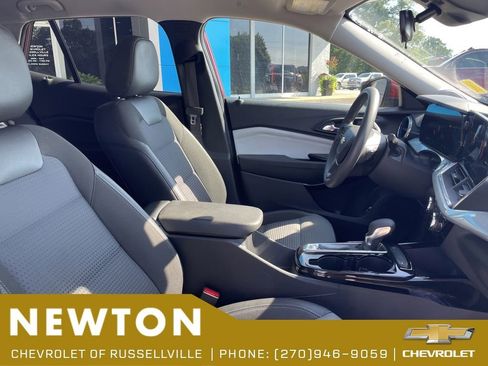 Used 2024 Chevrolet Trax LT FWD image 8